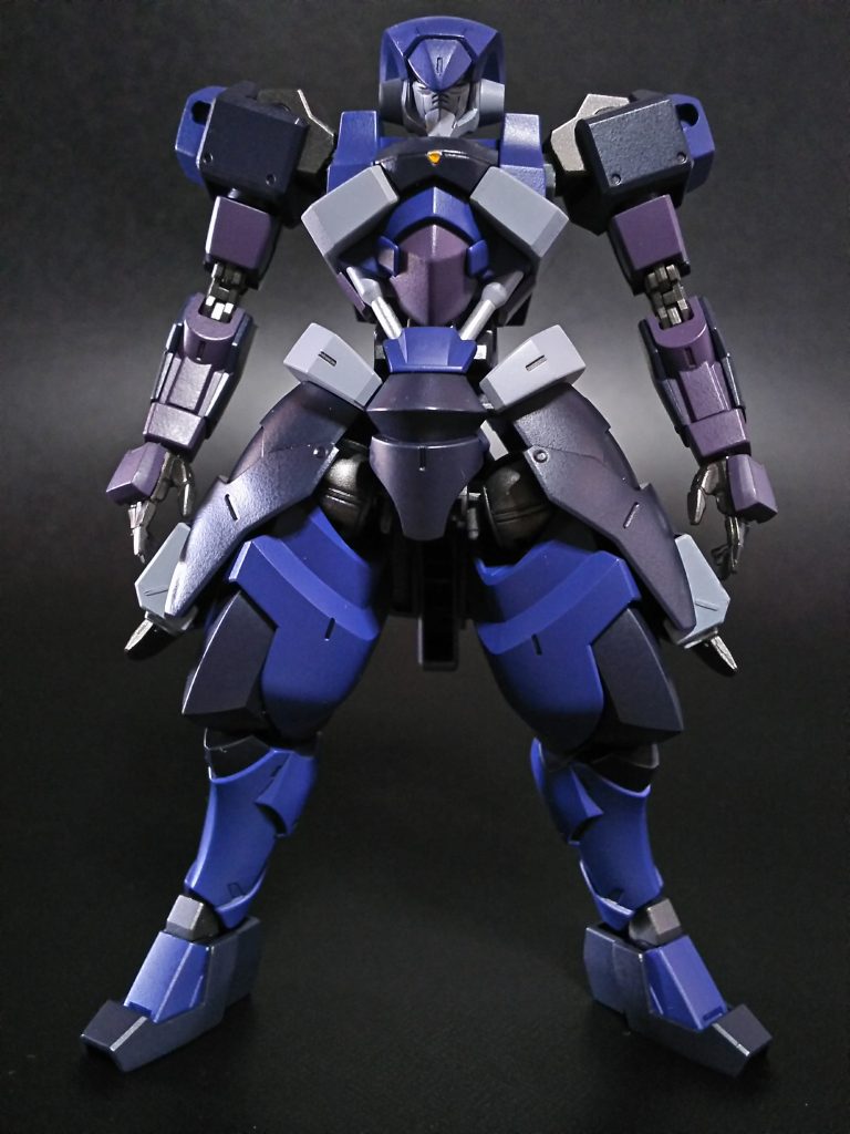 改修箇所は、頭部、GP01のフェイス部分を加工接着しています。ボディーは、胸の白いパーツを胴体のグレーパーツのラインに繋がる位置でカットしプラバンで塞ぎ、その際、脇の円筒状のディテールを排除しラジエータータイプのディテールアップパーツを取り付けています。