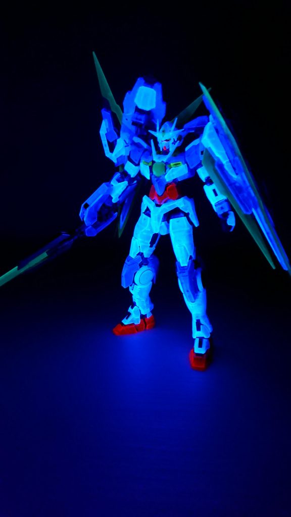 ブラックライトで光ります。