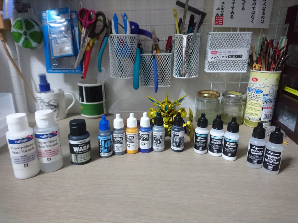 使用した塗料はこちらのファレホです。
クリアカラーにメタルメディウム、グロスメディウムを混ぜてキャンディ塗装しました。