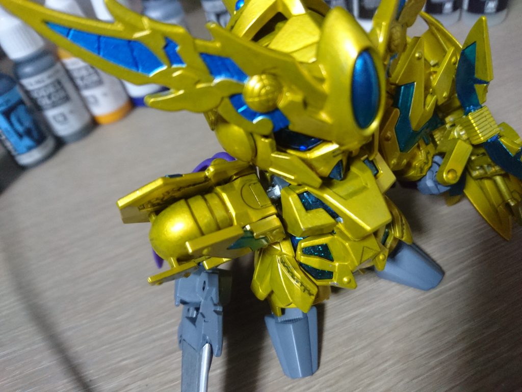 肩に貫通した腕用のボールジョイント穴だけ気になったのでプラ板で塞ぎました。
それ以外はキットそのままです。