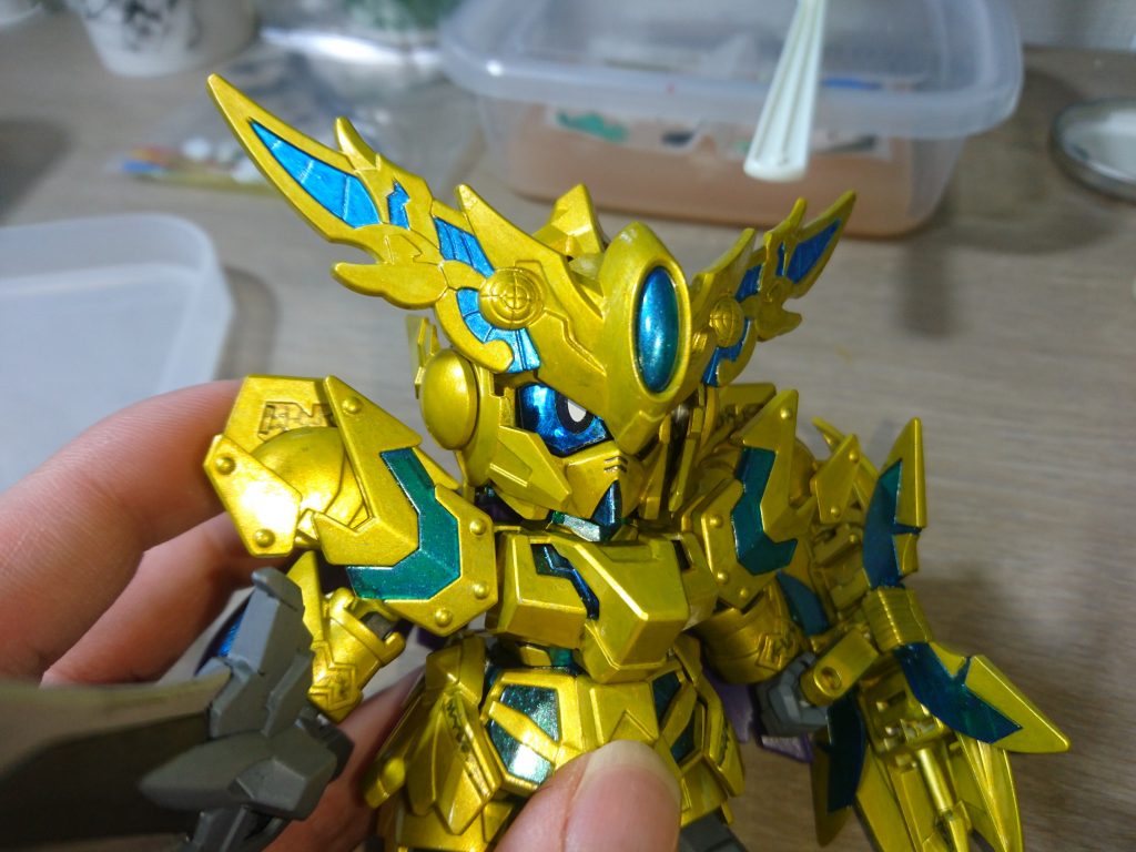 目はホログラムテープの上に加工したキットのシールを貼っています。