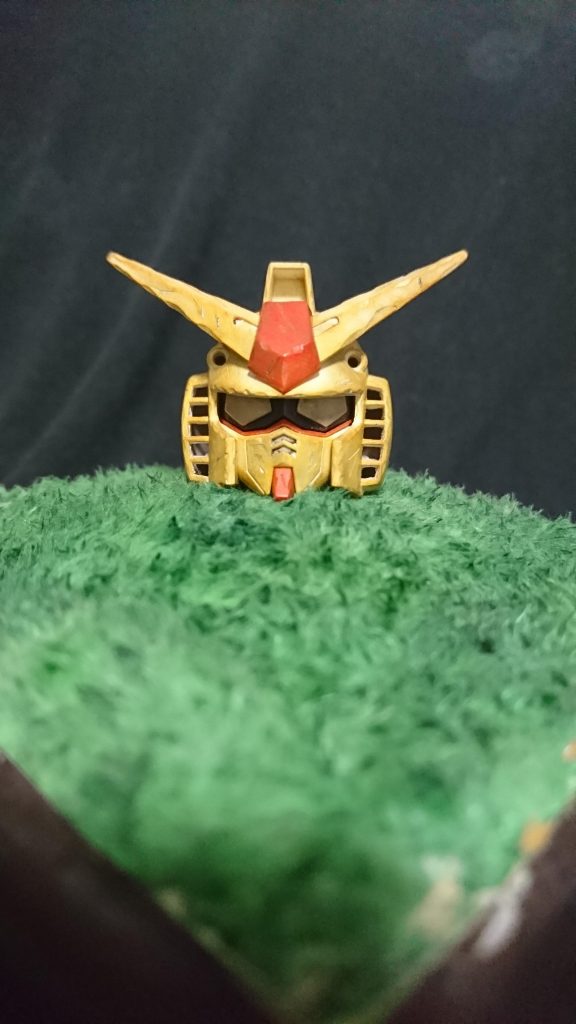 ガンダムヘッドは置いてあるだけですw
好きな位置にお手軽に変えられます。