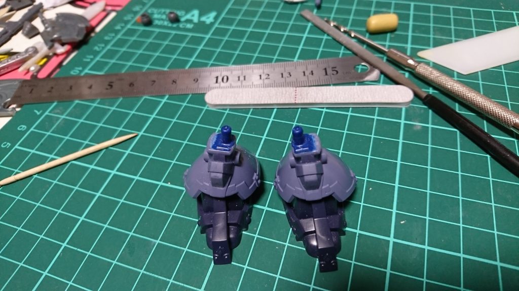 脚はそのままじゃ付けられないんで、LGBB騎士ガンダムの接続部を移植してます。