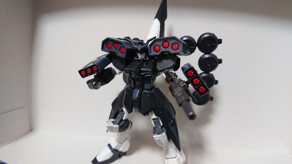 初期はライフルを装備していて腕部ミサイルポッドの性能が今より低い代わりに着脱可能だった。