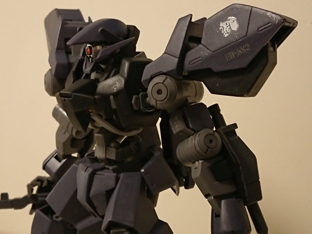 アップ
フェイスパーツなどの金属色だけ足してあります。肩にはギャラルホルンマークと型式番号のデカール有リ