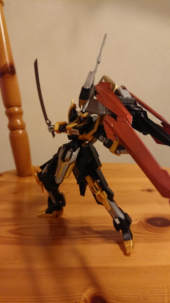 射撃武器を持たないが、超高速の機動力で敵機を翻弄し確実に撃破する。