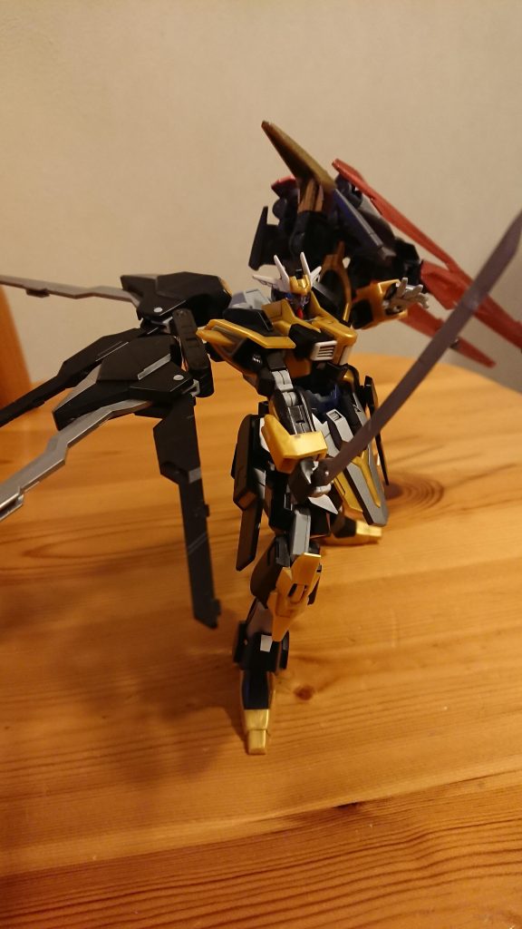 左肩に装備した複合兵装『グラム』による高速戦闘を得意とする機体。