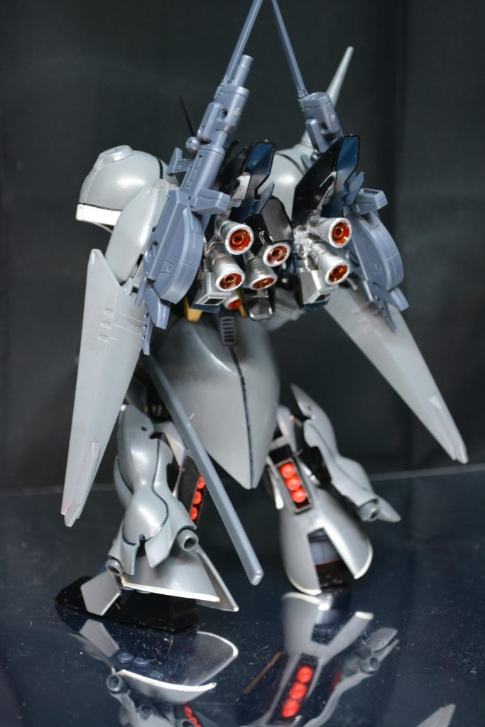 背面

シナンジュスタインのバックパックや脚にシナンジュのパーツを装備したことにより高機動感が出てると思います。