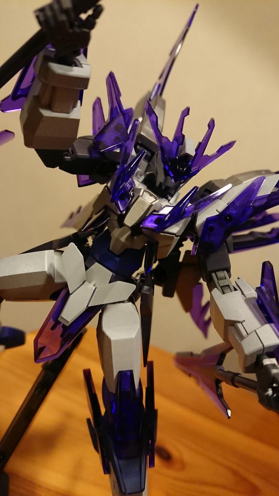 トランジェントガンダムグレイシャーの色を変えただけですが、ガラリと印象が変わったと思います。