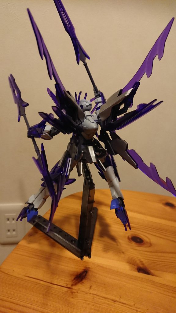 月の光に含まれる『ルナ・プラフスキー粒子』を機体各部のクリスタルに蓄え、戦闘時に放出する事によって爆発的な攻撃力を得る事が出来る。