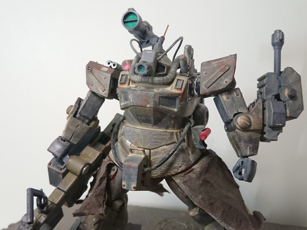 ジオン残党が確保していた試作型のドムを戦闘・破損・改修を繰り返して独自の仕様に変化させた機体。大幅な改修ではなく、残党軍の運用を考慮した仕様変更の域にとどまっているが、無改修時に比べて20%の機動力アップと砲撃精度の向上を実現し、支援機として優秀な性能を有する。最大の変更点として、フェイスパーツに遠距離望遠用スコープが追加された。メイン装備との併用で効果を発揮する。