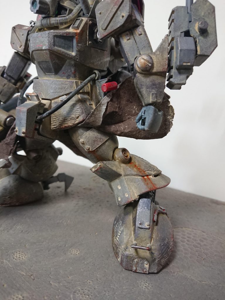 脚部
ハンドグレネード、踵のスパイクピックは引き続き装備。