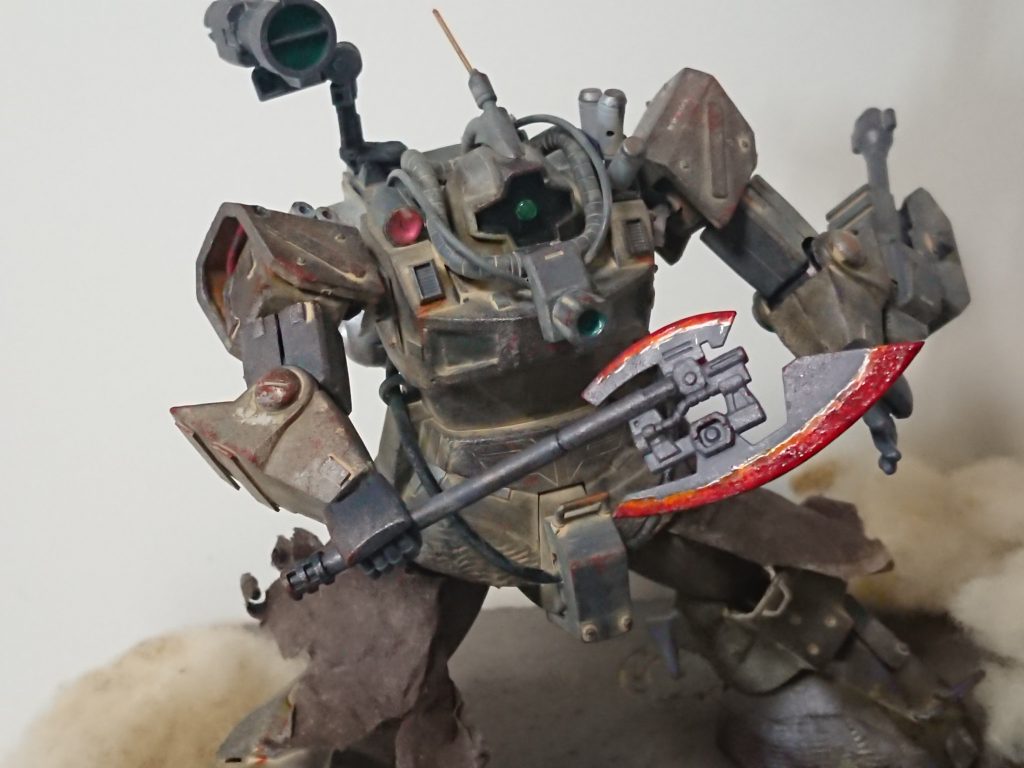 追加スコープは緊急時には手動で取り外し可能。追加装備のヒートトマホークは近接戦闘時の緊急用や弾切れ時に用いるもので、積極的に接近戦を行うことは少ない。格闘能力はドムに準ずる。