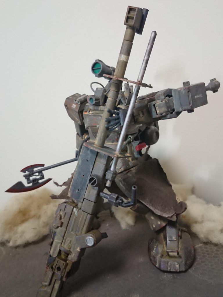 大型対艦ライフル
機体の全長を越える大きさの対艦ライフルはザンジバル級巡洋艦用の副砲として開発された実弾砲を転用しており、改修に際して余分な装備を撤廃・軽量化、取り回しも僅かに改善されている。