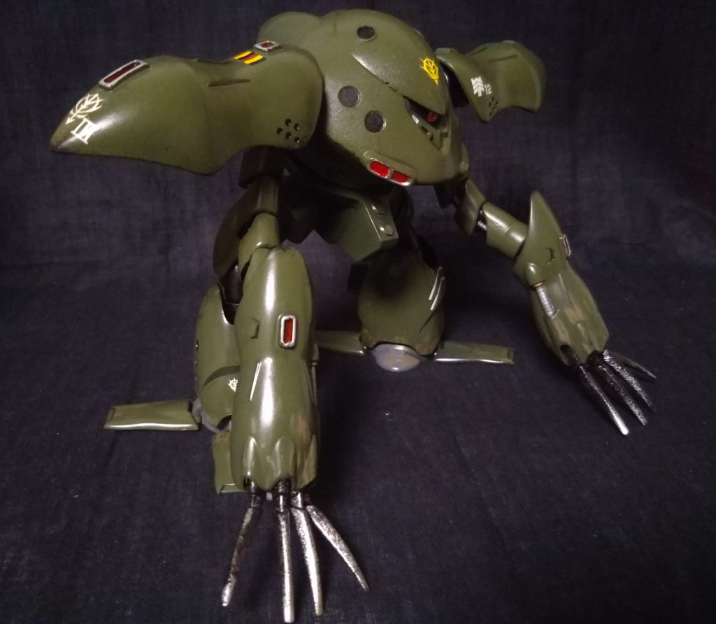 Q右肩の真ん中あたりに変なのが貼ってあるけど何?
A合わせ目消しに失敗したから適当なデカール張ってごまかしてるんです言わせんな恥ずかしい///