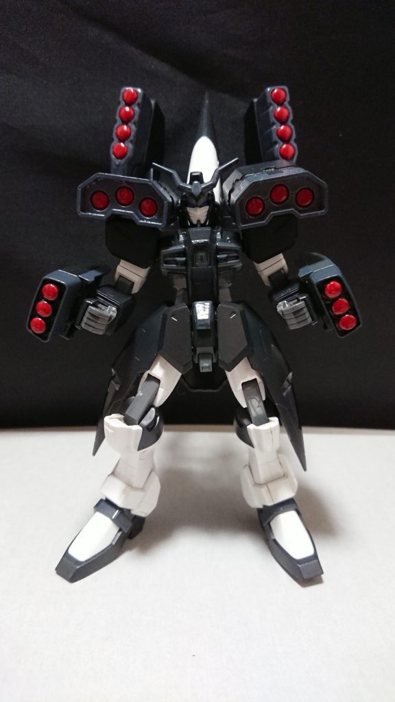 機体名：カオス・ヴァルター

[武装]頭部バルカン、胸部バルカン、ビームウィップ、(偽)プラネイトディフェンサー×１０、腕部ミサイルポッド、肩部ミサイルポッド、４連装ミサイルポッド×２、となっている。

[総合スペック]1.0～13.0の内。
8.0と断定。

攻撃範囲が広く、急襲等を得意とする機体。
リスクはあるが一斉射撃を好む。

ビームウィップはビームサーベルに形状を変化する事が出来るが標準的なビームサーベルより少しリーチが短い。

(偽)プラネイトディフェンサーはプラネイトディフェンサーに偽装した遠隔操作可能な粘着爆弾だ。
カオス・ヴァルターが持つ武装の中で最も火力が高い。
遠隔操作は出来てもプラネイトディフェンサーに偽装した爆弾一つ一つの動きは遅い為奇襲を仕掛ける時以外は基本背部に収納したまま使用しないか装備してこない。
搭載している爆弾が被弾したら機体もろとも吹き飛ぶ。

４連装ミサイルポッドは腕部や肩部のミサイルより弾速が優れている。
バックパック以外にもサイドアーマーを取り外す事で腰部に装備する事も出来るが、機動力が低下する。