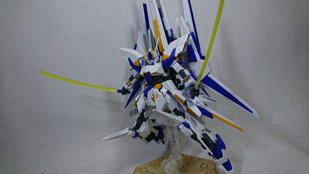 ･ビームソード
主に近接格闘時に使用される

バックパックのバインダー片翼に一本ずつ収納されている。

アニメ[ビルドファイターズトライ]の劇中(以下劇中)ではR･ギャギャのシールドを貫く貫通力や斬れ味が発揮されていたが、ビルダーの腕によるところがあるのでそこまでの威力は期待できない。