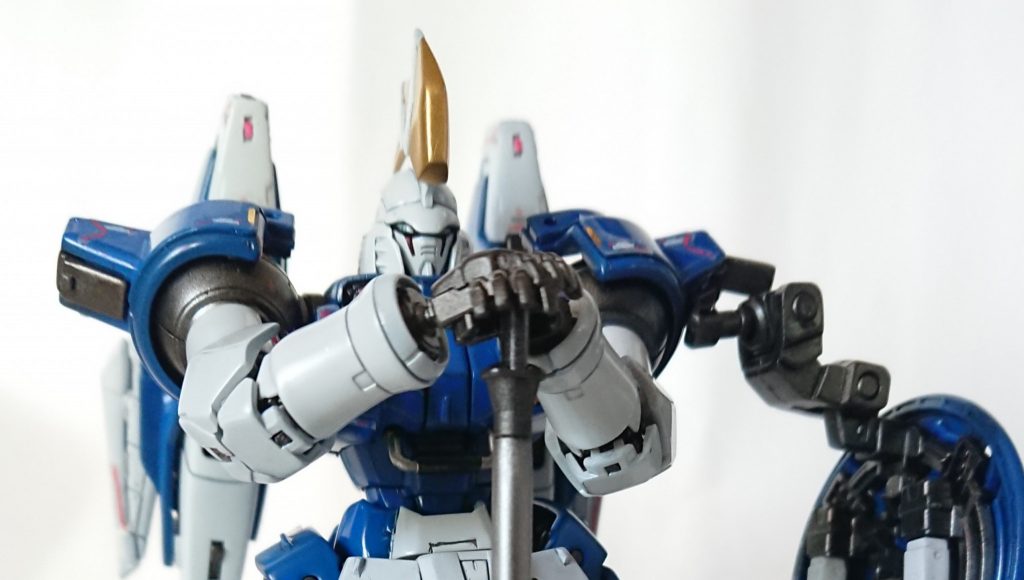 顔は、フェイスの縁を削って小型化。サイドのダクトが別パーツになっていたので、それ利用して延長して顔を奥くにやっています。
トールギスは騎士がモチーフなので、より効果的ですね。