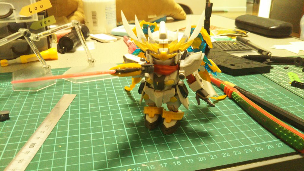 角をプラ板でフェネクスっぽく
下半身をSDフレームに交換
お胸をパテ盛り
サイドアーマーはHGユニコーン(ユニコーンモード)の物に零丸の肩に付くパーツを組み合わせてます(前に蛮丸作ったときの余りも使ってるので2キット分)
手首の中にPCを入れてビルドハンズが取り付け出来るよう加工