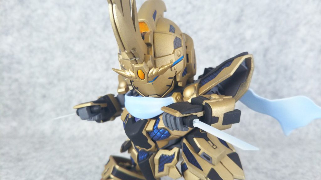 裏多はこの氷結刀のみが武器
氷を操って刃を形成している