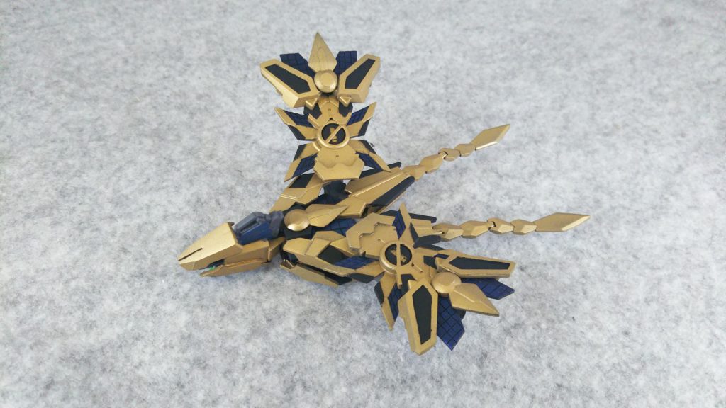 アームドアーマー接続部をボールジョイントにしてるのと装飾にプラ板と零丸のアンクルアーマーについてるクナイみたいなやつ使ってる以外はCSフェネクスのパーツのみで構成されてます
ちなみに頭はビームマグナム