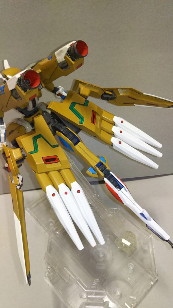 背面です。
尻尾が9本になる様にジャイオーンの
ビッグアームユニットと
ガフランの尻尾を流用しております。
