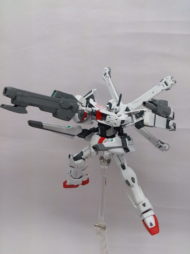 一斉射撃。胴体部分はF91のままなのでヴェスバーのギミックもそのままです。