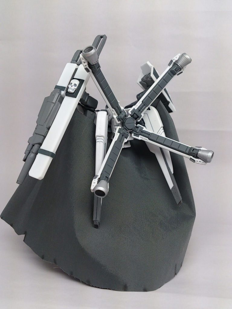 後ろ。左肩はヒートサーベルを格納する鞘とビームキャノンのマルチウェポンラックとしました。