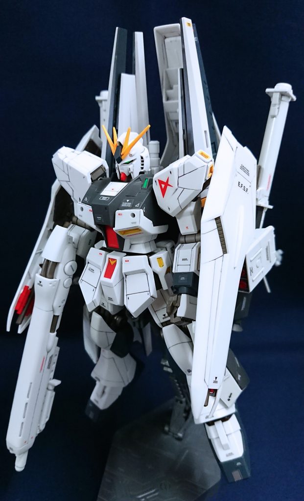 欲張ってビームライフルも二つ二枚のシールドの裏にマウントしています。