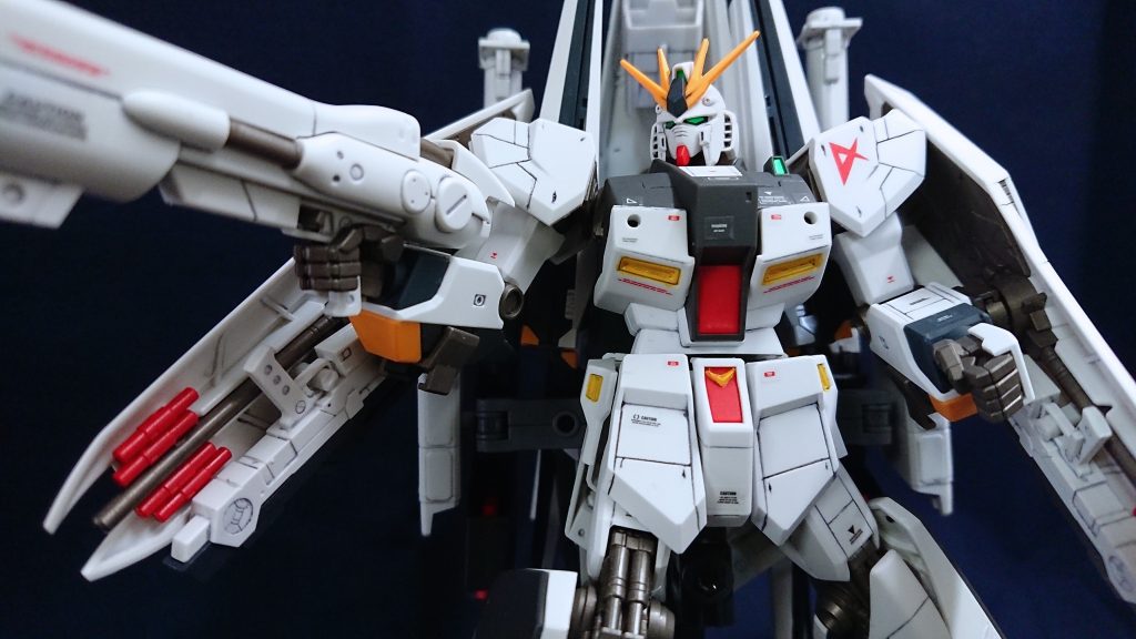 墨入れとガンダムマーカーで一部塗装で基本成型色のままで、デカールと、最後にトップコートつや消しクリアで仕上げています。