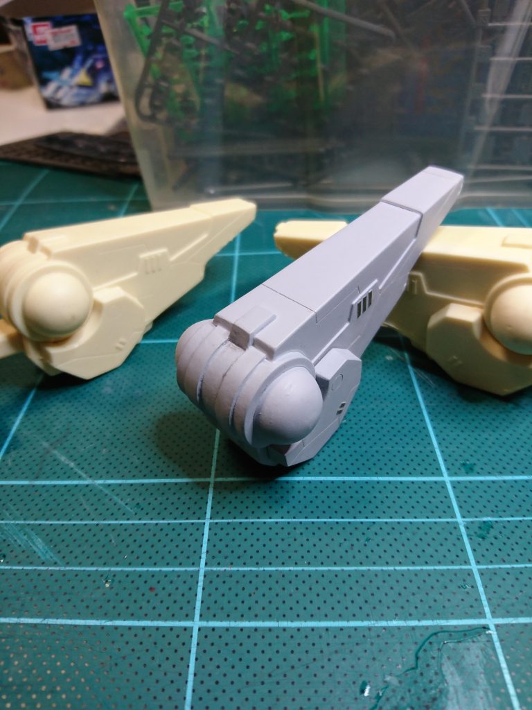 バックパックとブースターは基本的にプラ板の箱組で、エッチングパーツやエバーグリーン、筋彫りでデコレート。丸いプラズマリーダー部分は何かに使ってた透明なプラパイプに釣りで使う玉浮きを半分に切った物を組み合わせてます