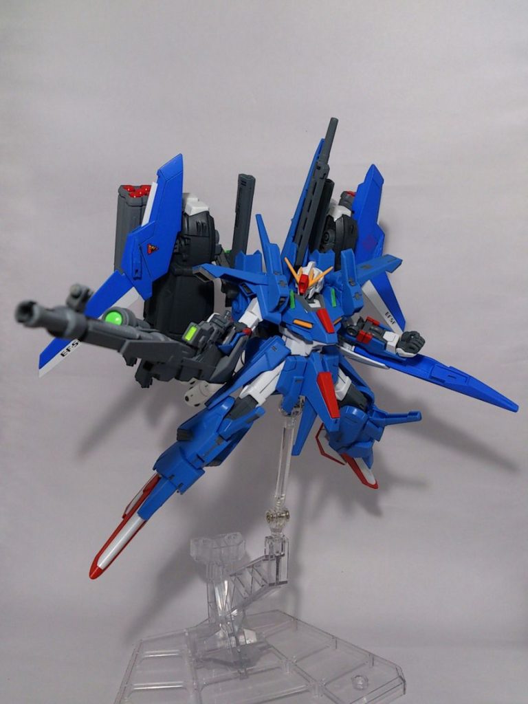 メガビームライフル。前半分はEx-Sのビームスマートガン、後半分はZZIIのビームライフル。左腕にはZのシールドを装備。