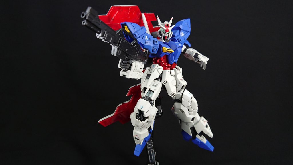 ビームショットライフル。
最近は武器や関節部分にブラック+パールシルバーを使用しています。
ガンメタなどのようにメタリック粒子が目立たなく、硬質感も非常に良いです。
サイコプレートは内側シルバー、表面はクリアレッドで塗装。