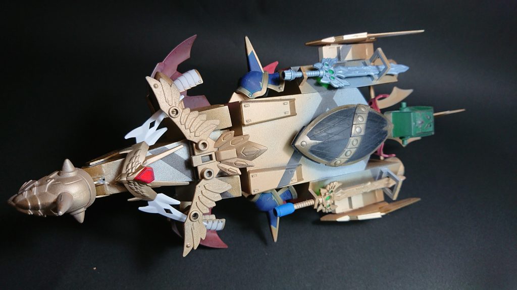 余りものだけで急遽作製された、それらくし見えるようなサポートメカ。