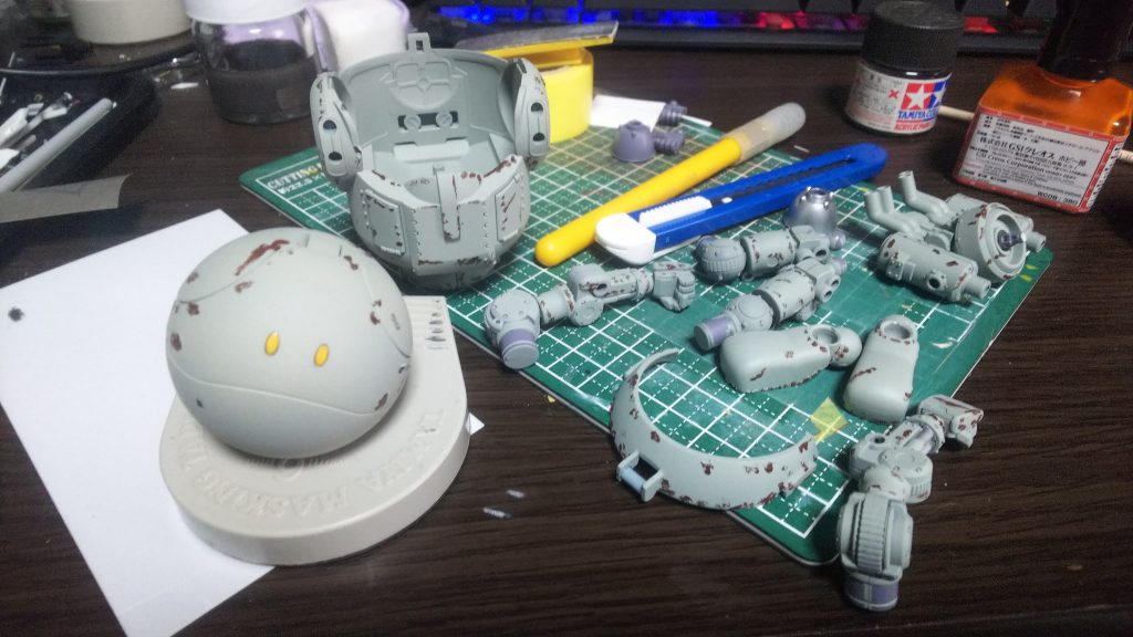 1.ダイレクトカットで塗膜が捲れている表現をして、そこにタミヤアクリルのハルレッドを塗る。