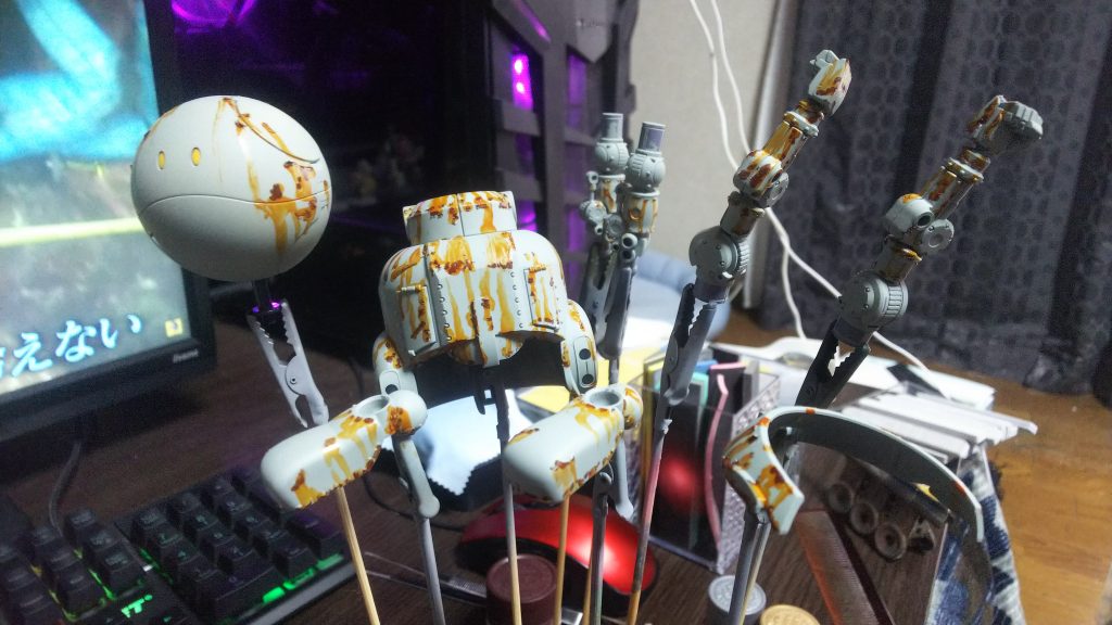 2.同じくタミヤアクリルのクリアオレンジを使ってサビの雨垂れ表現。