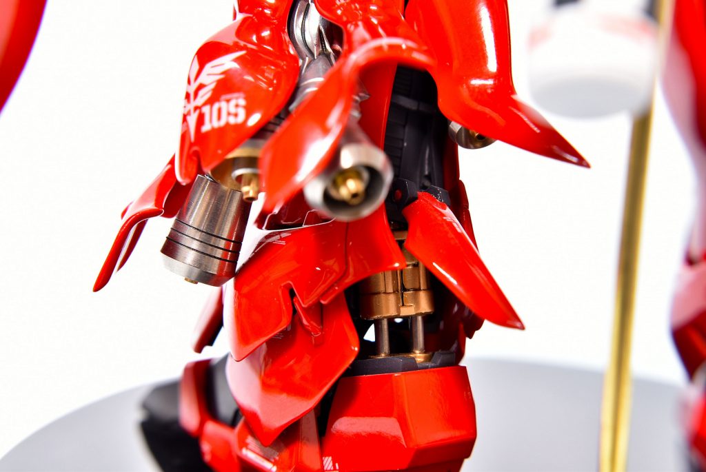 装甲フチの部分を薄くそぎ落としてシャープにしました。
サスペンション（シルバー部分）は時計部品のばね棒に差替えました。