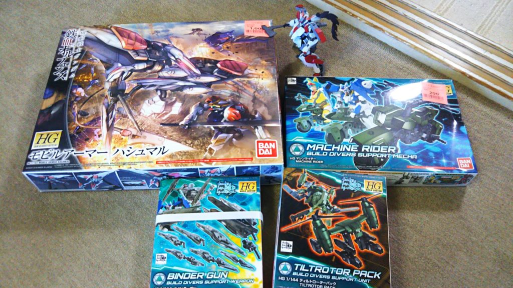 年初の買い物（ツイッターの方にも上げました）。「ビルドダイバーズ」系列はこれでリーチ。これだけ買って1500円（税込み）。マシンライダー200円は嬉しい。【次回予告予定】IBA編、MSオプションセット７。イオク様のレールガンなど。せっかくハシュマルが手に入ったので･･･ちょっとだけ「+α」も。その後はガードガンダム（1/19発売）、HWSSV（1/27発売）のレビュー編が続きます。