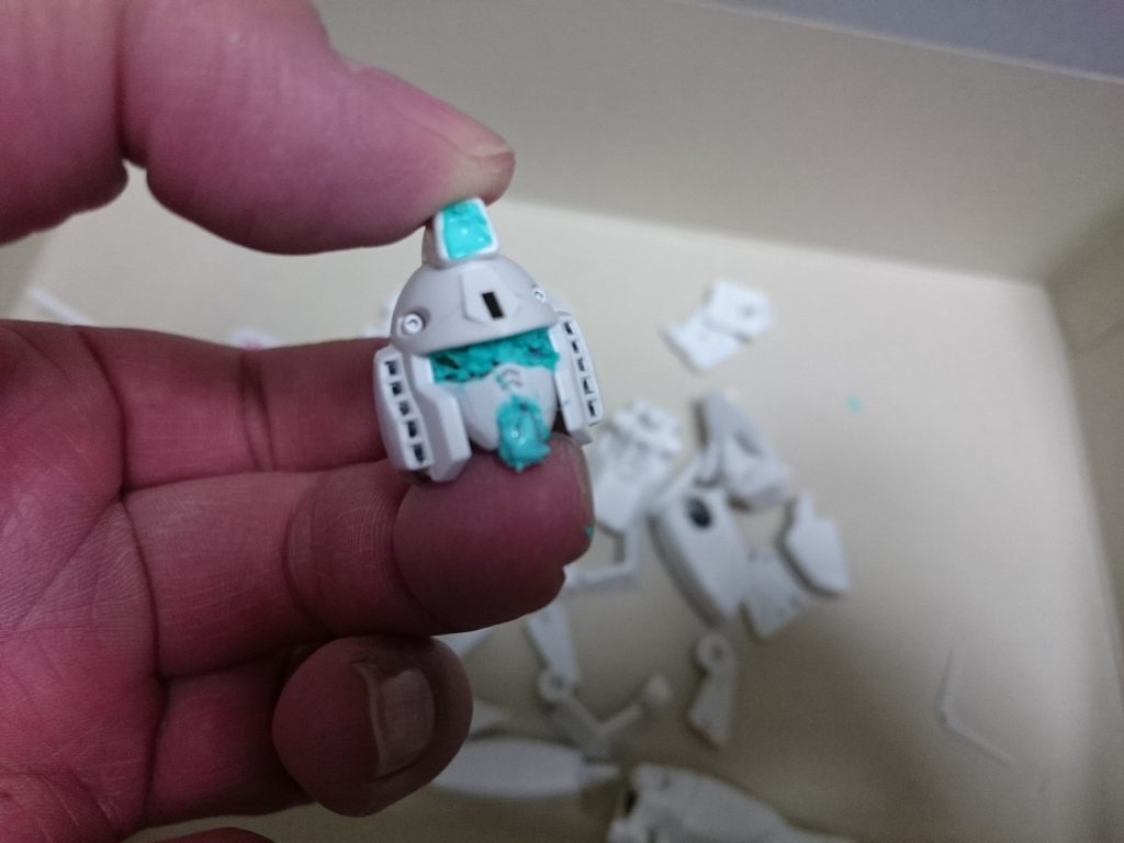 頭部はPFガンダムから失敬。マスキングして塗装