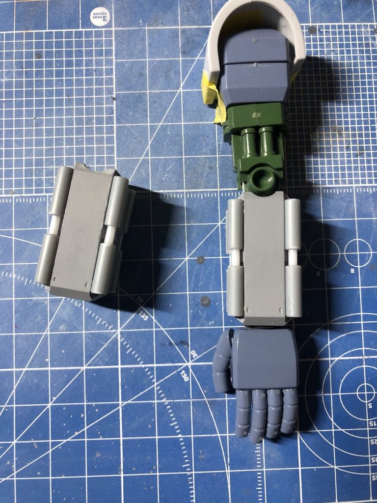 腕の仮組。置き換えたパイプが細かったので、その後パイプを太いものに交換しました。