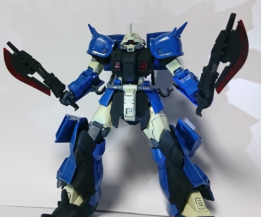 ミサイルは背中に装備 ヒートホーク2本にハイパーハンマー 脚部にスラスター追加 肩アーマーは素イフリート 白はアイボリーのスプレーが300mm180円で安かったので吹いてみました