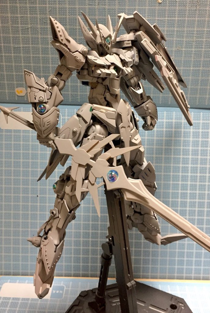 全体に騎士っぽいディテールを足しながら
関節にはGNドライブ風なデザインを足しています。