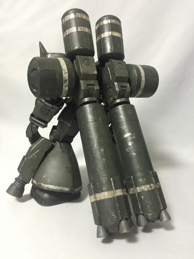 背面写真。
このクシャトリヤのプロペラントタンクに目をつけたのは我ながらナイスアイデアだったかなと思います！これつけるだけでバックパックがパッとしないMSが劇的にかっこよくなりますし、ネオ・ジオン残党ってことが一発でわかりますからねー。