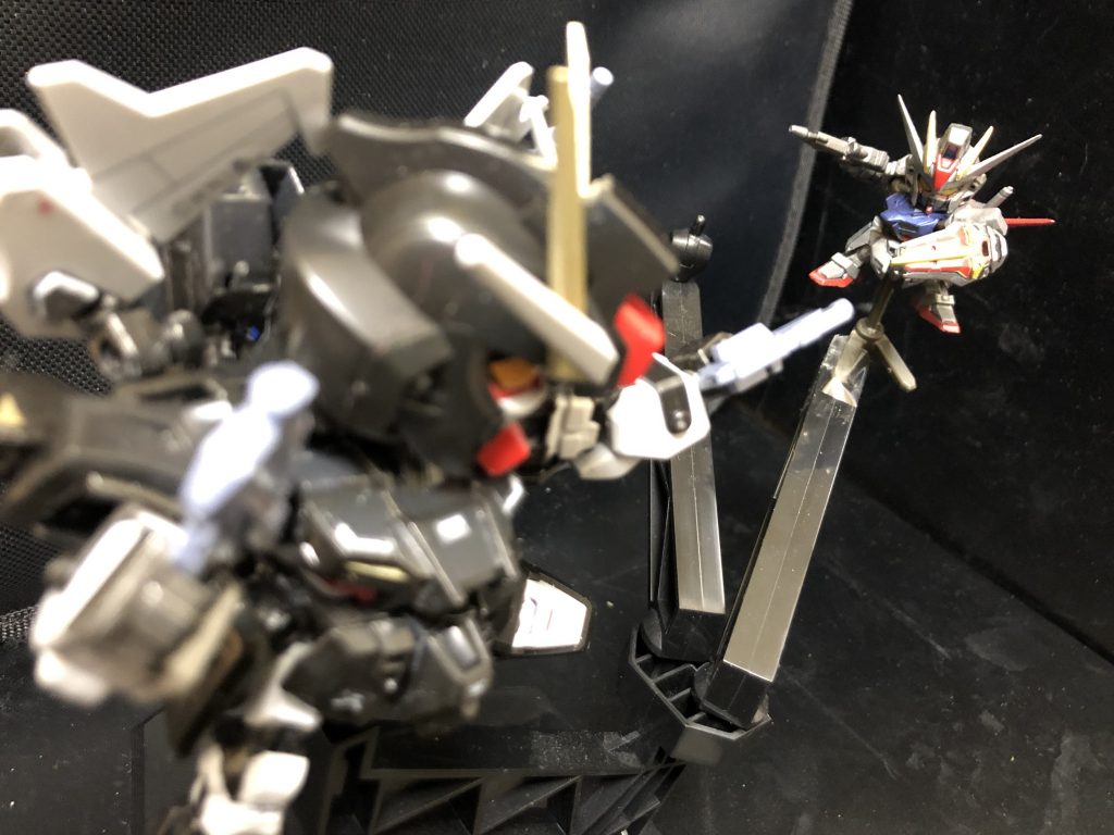 スウェン「何だ…この敵は…あれは....！？フリーダム？？」
oyz「いや、あれはストライクフリーダムだ。本来なら、まだ未確認の機体だよ。」
スウェン「ジャスティスまでも...。」
oyz「あれはインフィニットジャスティスだ。こちらも未確認機体だな。」
スウェン「そうか...。だが俺たちは結果をあげなければならない。お前たちは…この俺が討つ！」