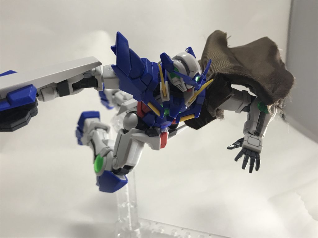 敵機に向かっているイメージでのポージングです。
マントは激しくたなびいているイメージで構図を考えています