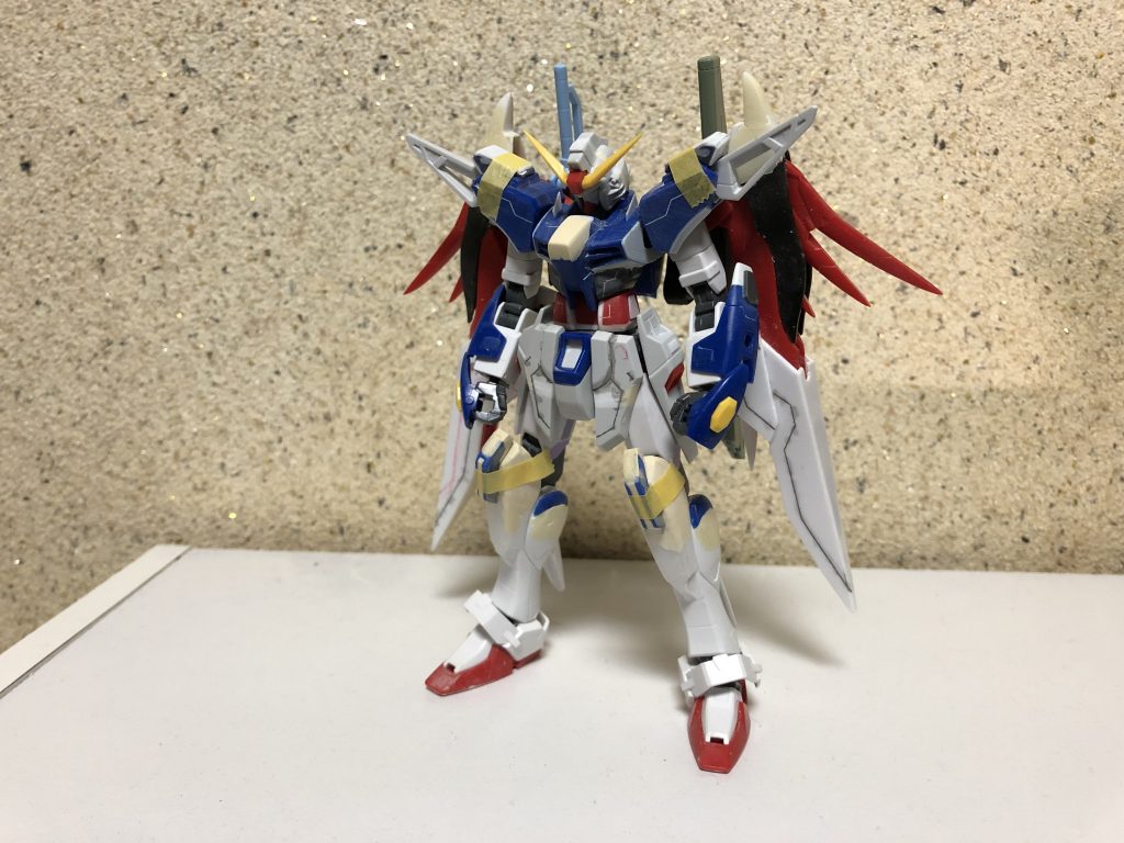 まず、頭部は1ミリ幅増し。
首は1ミリ延長。
肩にはジャンクパーツを切り出したものを追加。
胴体は0.5ミリ幅増し。正面の装甲部分はパテで厚みを増し、ダブルオースカイの腹部を移植。
腕の装甲は2.5ミリ延長。
腕はビルドストライクのものを移植。
フロントアーマーは2ミリ延長。
サイドアーマーは1.5ミリ延長。
足の関節はフリーダムを移植。太腿もフリーダム。脚は0ガンダムのものを移植。
脹ら脛のバーニアはジャンクパーツから拾ってきました。
踝から下はビルドストライクのものを。
翼はプラ板で大型化。バックパックは胴体から少し遠ざけるために、延長。