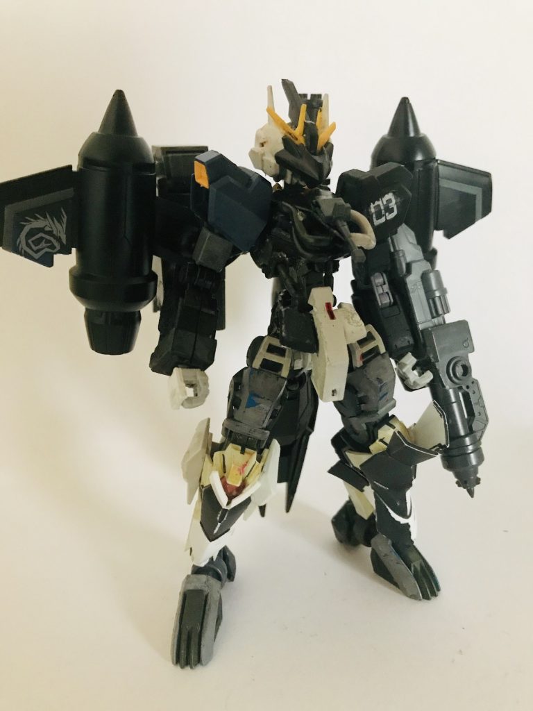 とあるコンペ用に制作した二体目のミキシング機です。以下設定等↓
本機は頼みと金あらば人命救助からエース暗殺まで手広くこなす傭兵の相棒とも呼べる機体。ただ基本的に依頼は高い所の風船取りや建物物解体の手伝いなど平和な依頼が多いため機動性や俊敏性に特化させている。しかし武装面も手を抜いている訳では無い。