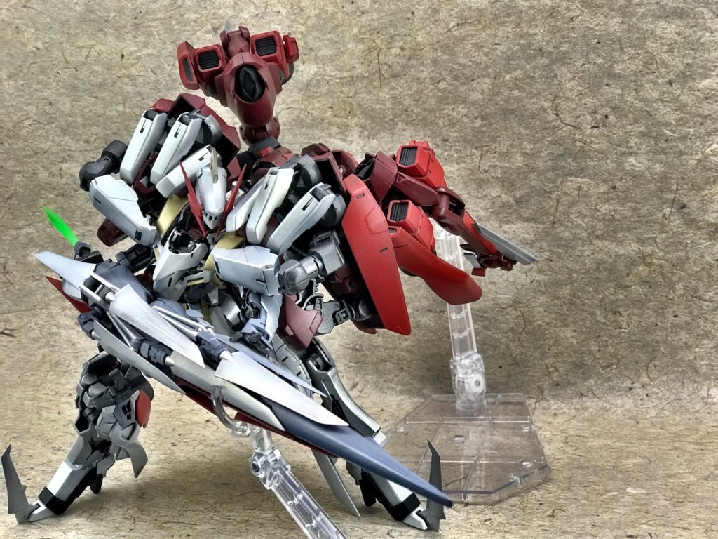 戦闘スタイルはカンタン。
槍持ってブースト、突撃。
ガンダムキマリスみたいなもんですね。

竜殺し、というわけでデカくて重いMA戦に特化してます。
MS戦は…知らん。