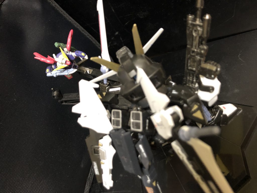 ホアキン隊長「こらあ！訓練と言いつつ、何遊んでやがるっ！！」
oyz「うわっ！！！(;ﾟДﾟi|!)yy   ち、違うんですっ！！」
ホアキン隊長「どこが訓練だっ！完全にテレビゲームじゃねえか！！こりゃあ、プレステ２の“機動戦士ガンダムSEED DESTINY 連合vs.Z.A.F.T.II PLUS”じゃあねえか！なんちゅう懐かしいモンやってやがる！！」
oyz「コレはシュミレーションの一環でしてっ！(ﾟдﾟll)」
ホアキン隊長「もう充分遊んだだろうが！ホラ、艦に戻るぞ、スウェン！！」
スウェン「了解です。」