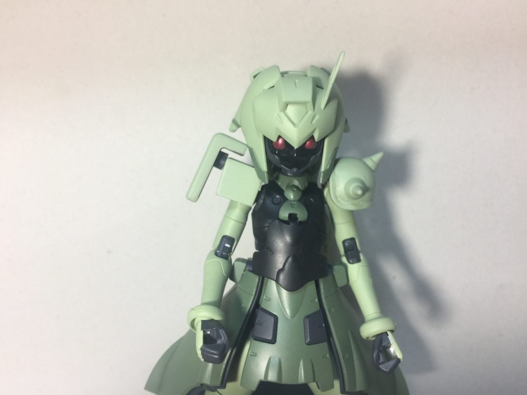 塗り試行中。
この後、ボディが黒いと単調な気がして緑に変更、ネクタイも薄緑に修正しました。